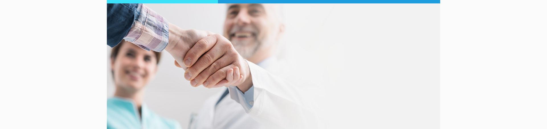 Uścisk dłonie dwóch mężczyzn Slajd #1